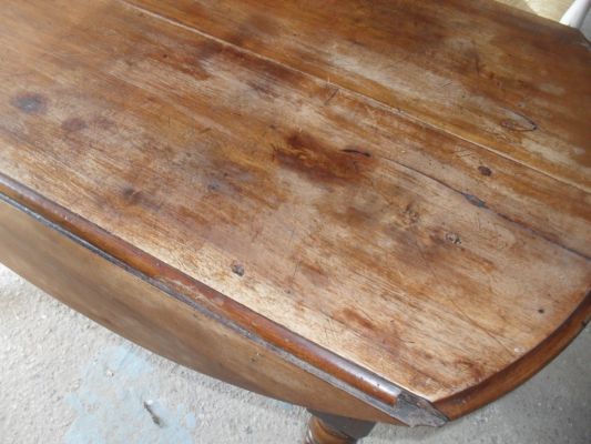 table ronde en noyé teintée